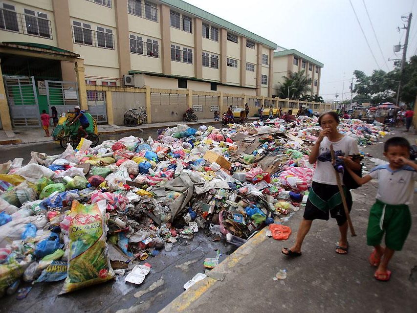 Unattended garbage in an asian megacity 